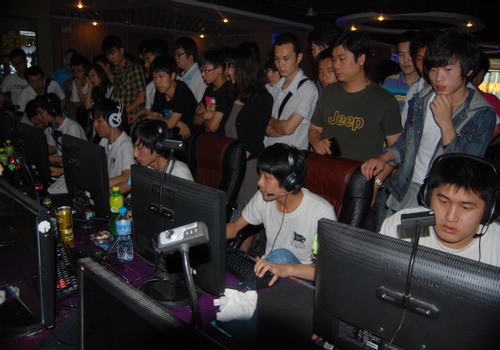 Viper 的Ezreal在上路和打野团战中连续被击杀三次，成为Showtime Dplus KIA 以扳平比分