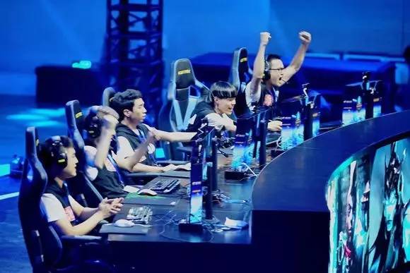 Team Heretics 在 VCT 2025： EMEA Stage 2 中以 2：0 战胜了 Team Vitality ，正式锁定了季后赛席位（Haven 13：11, Ascent 13：9）。